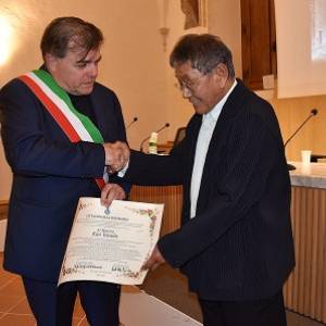 cittadinanza_Yasuda_consegnaPergamena